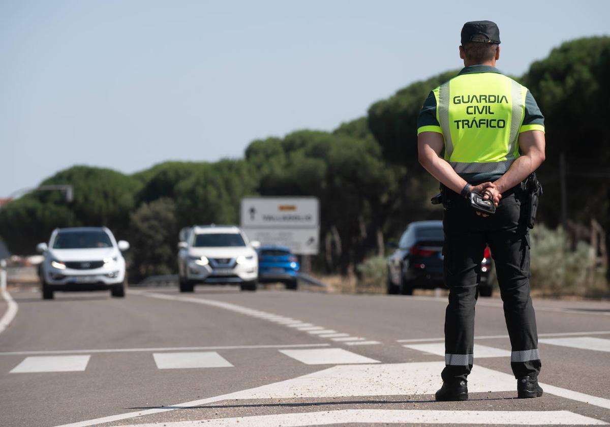 Un Guardia Civil controla el tráfico en la carretera CL-610.