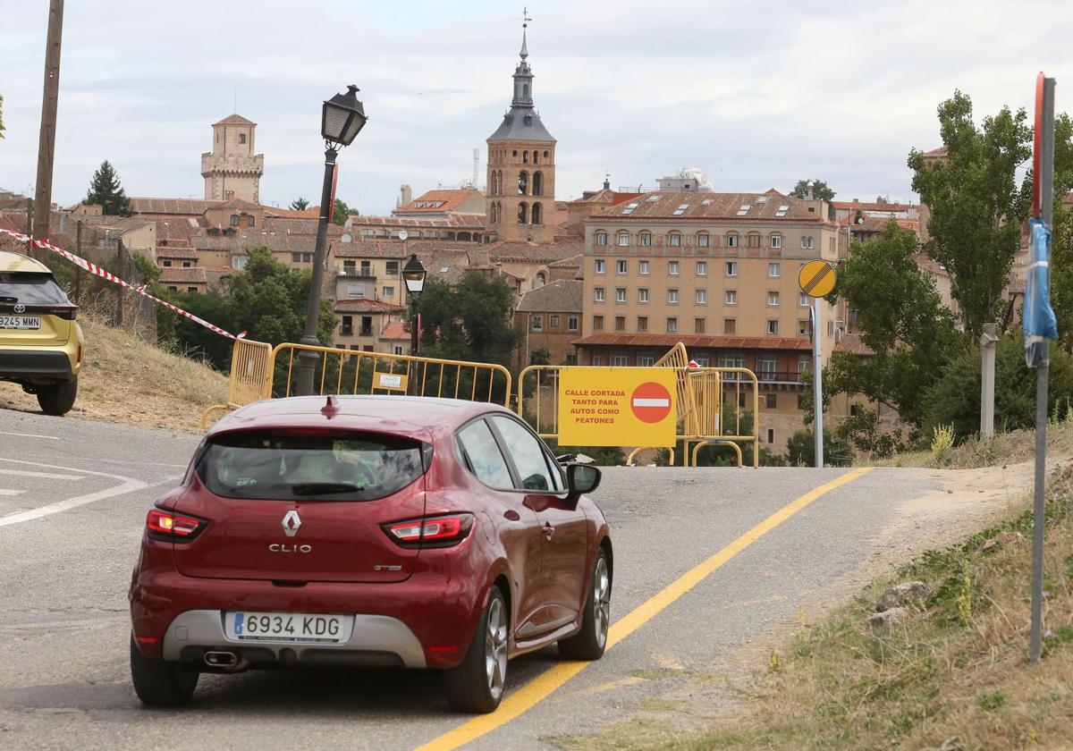 Un coche llega al acceso a los centros de salud Segovia Rural y Antonio Machado.