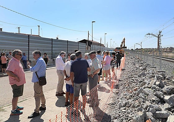 Protesta de los vecinos en el Camino Viejo de Husillos, este martes.