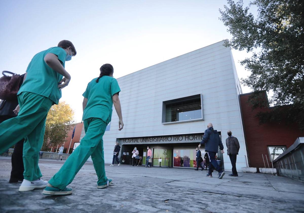 Sanitarios en la entrada del Hospital Universitario Río Hortega.