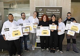 Ganadores del concurso, en el centro, de negro, las hermanas Silvia y Miriam Herrera, primeras clasificadas