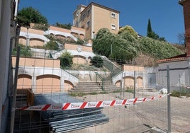 Zona vallada en la zona donde se construirá el ascensor de la calle Veleta, en Girón.