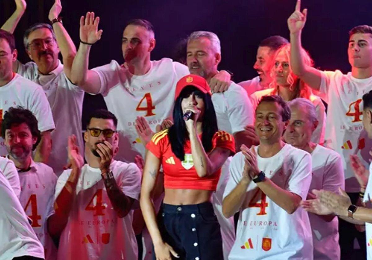 Aitana interpreto su tema 'Mon Amour', durante la celebración de la Selección Española.