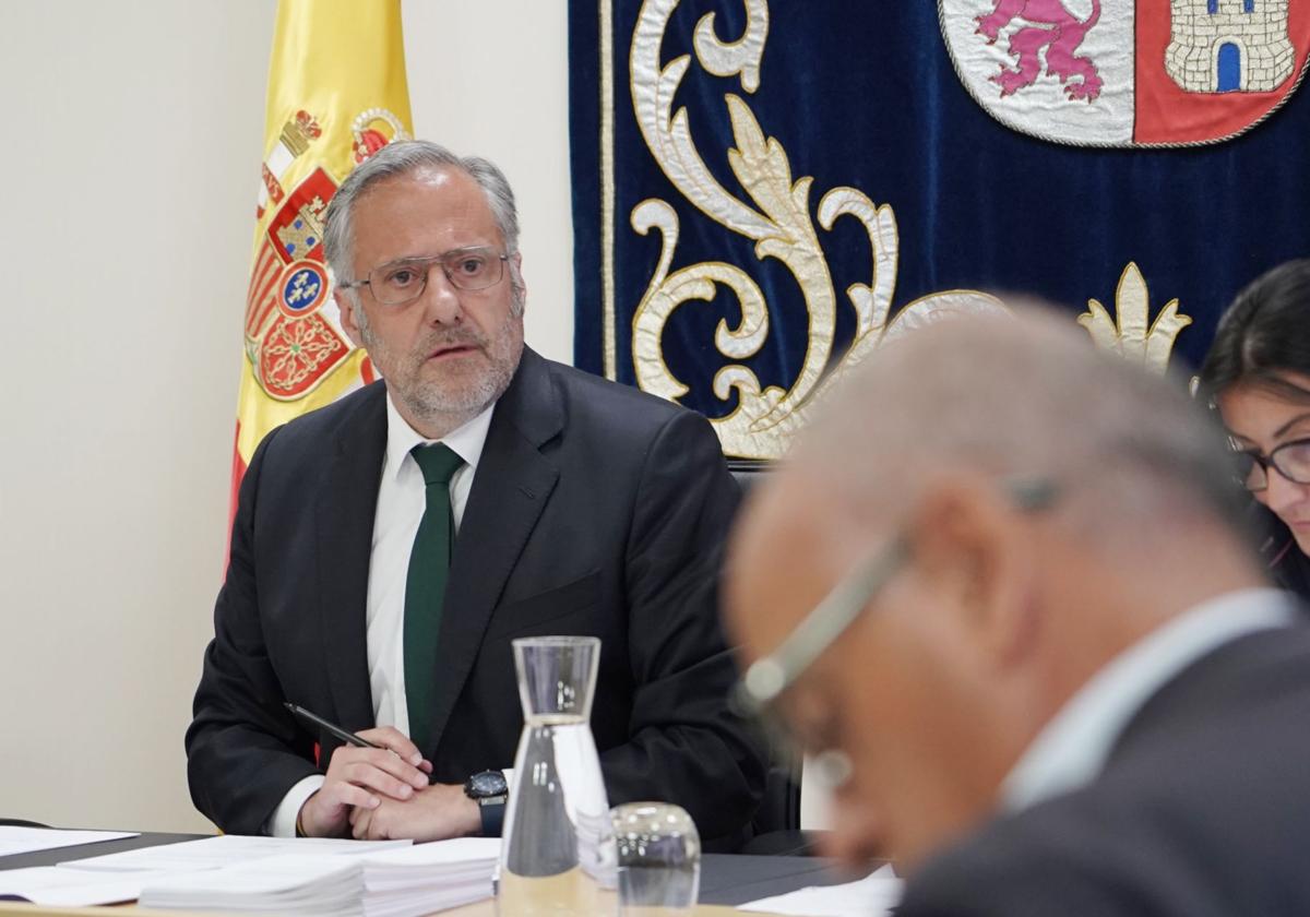 El presidente de las Cortes, Carlos Pollán, durante una Junta de Portavoces anterior en las Cortes.