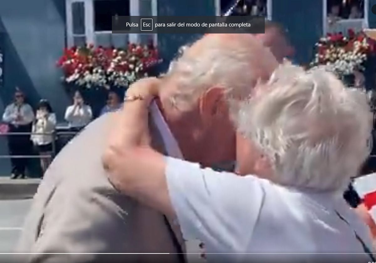 Momento del beso de la anciana al Rey Carlos III.