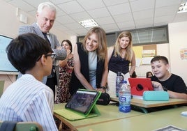 La consejera de Educación, Rocío Lucas, este miércoles en una visita a uno de los centros que ofrece las clases extraordinarias.