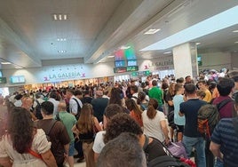 Cientos de personas esperan en Chamartín la salida de los trenes en dirección Segovia.