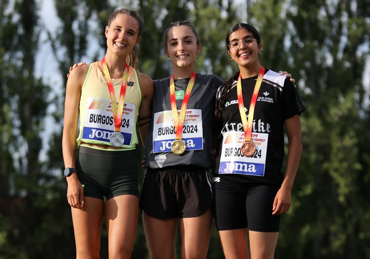 Rocío Garrido junto a la segunda y tercera clasificada