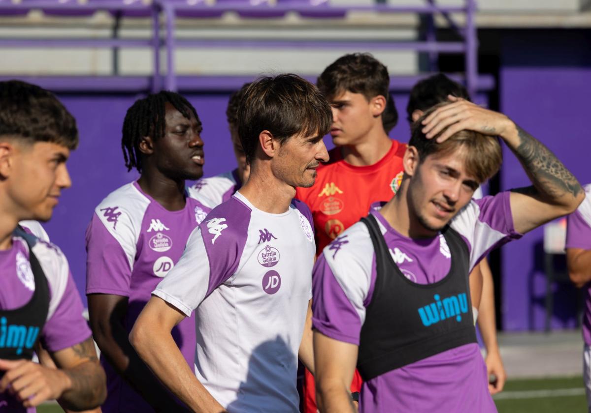 Álvaro Rubio, con algunos de sus jugadores durante el entrenamiento del Promesas.