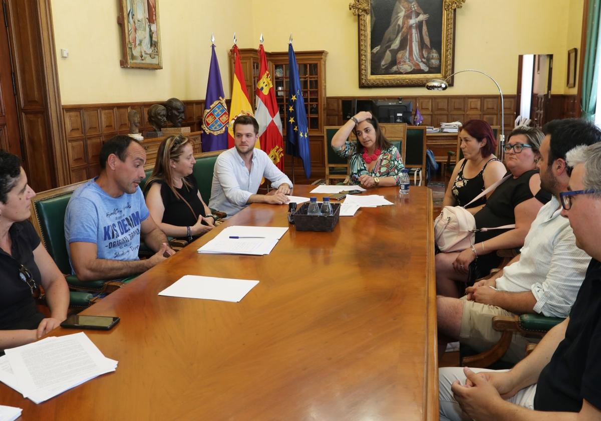 Reunión de la alcaldesa y el concejal de Urbanismo con los vecinos del Camino Viejo de Husillos.