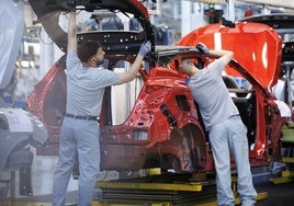 Operarios de la factoría Renault en Valladolid ensamblando un vehículo.