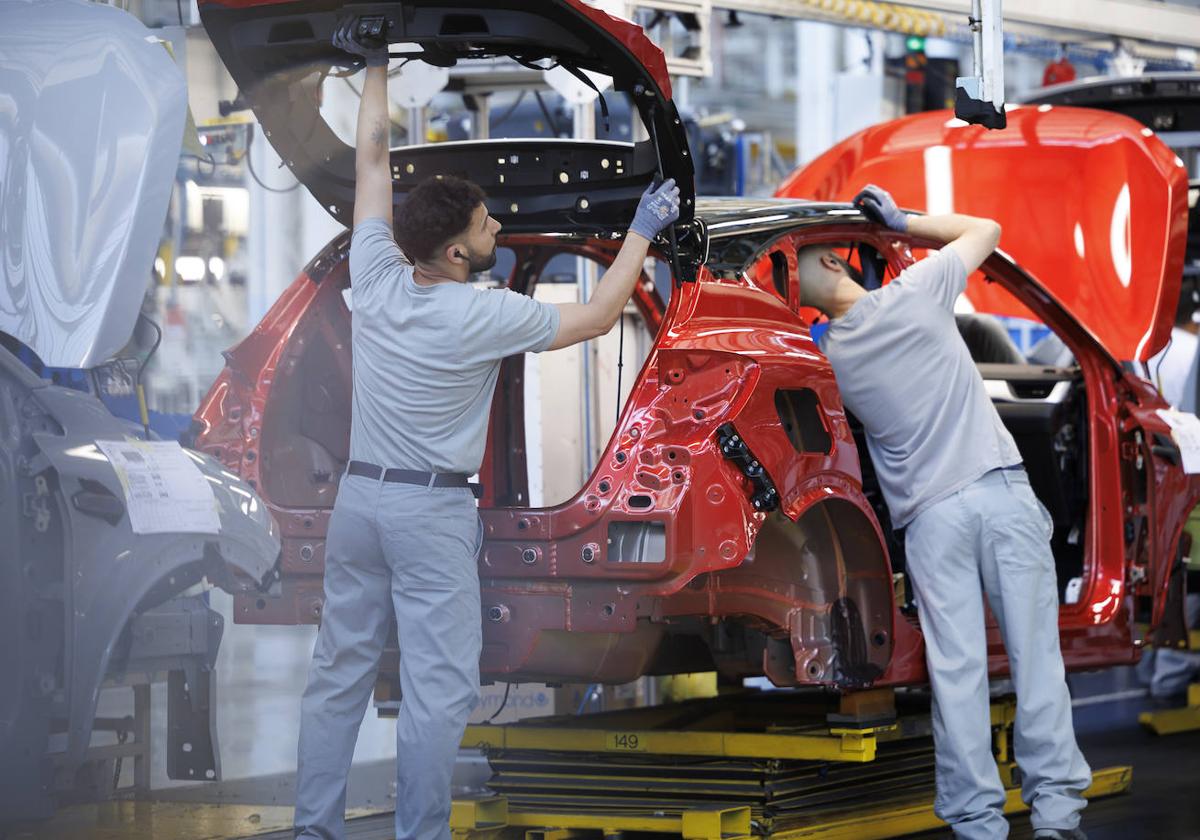 Operarios de la factoría Renault en Valladolid ensamblando un vehículo.