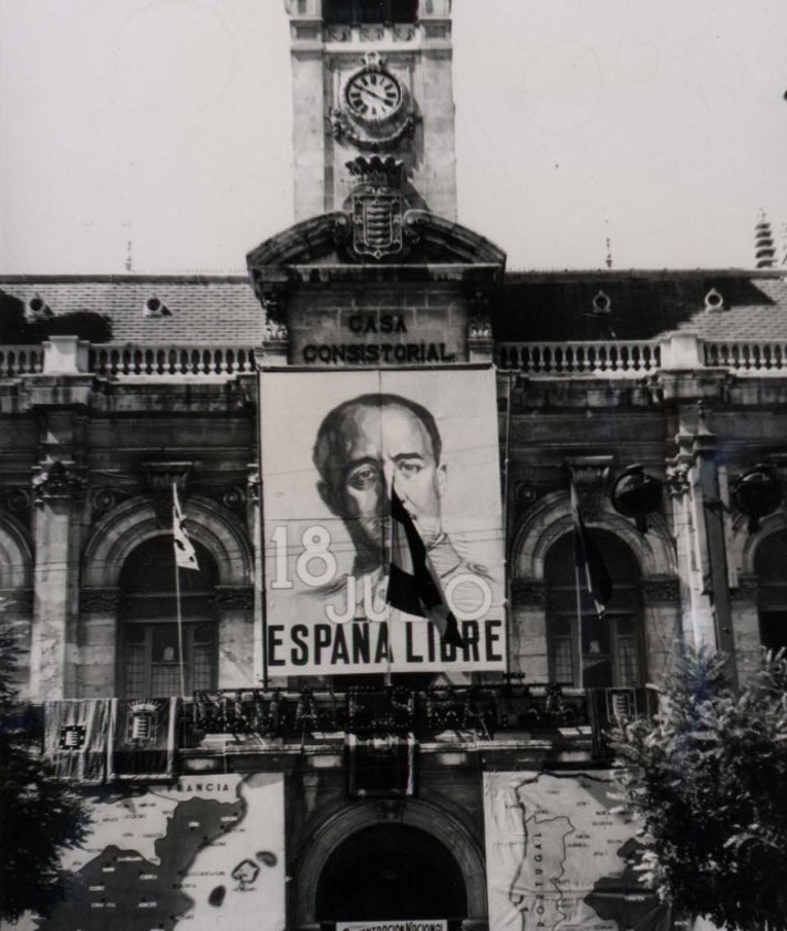 Imagen secundaria 2 - Arriba, detalle de la tribuna instalada en el Campo de San Isidro. Abajo, tribuna de autoridades en la calle de Colmenares y decoración de la fachada del Ayuntamiento.