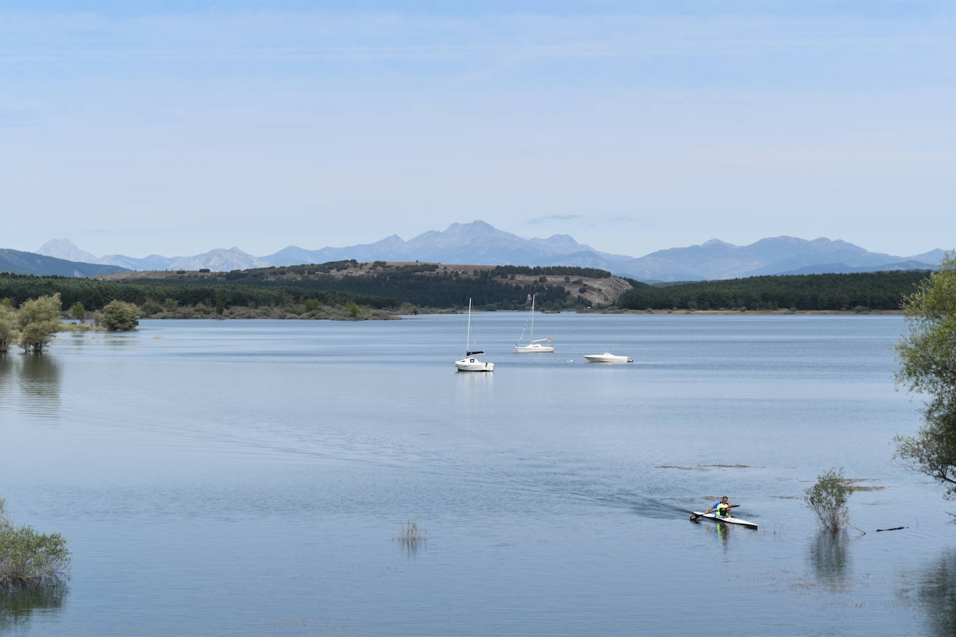 La playa de Aguilar de Campoo funciona a pleno rendimiento