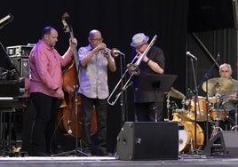 Eddie Henderson, Steve Davis y Mark Hodgson, en el escenario.