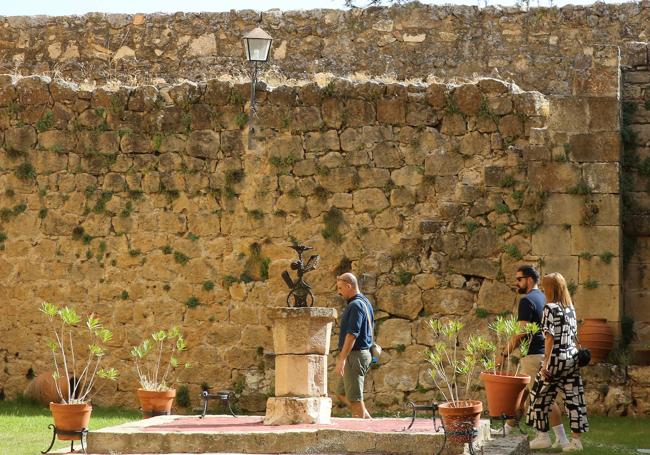 Decoradores visitan este jueves el patio del castillo.