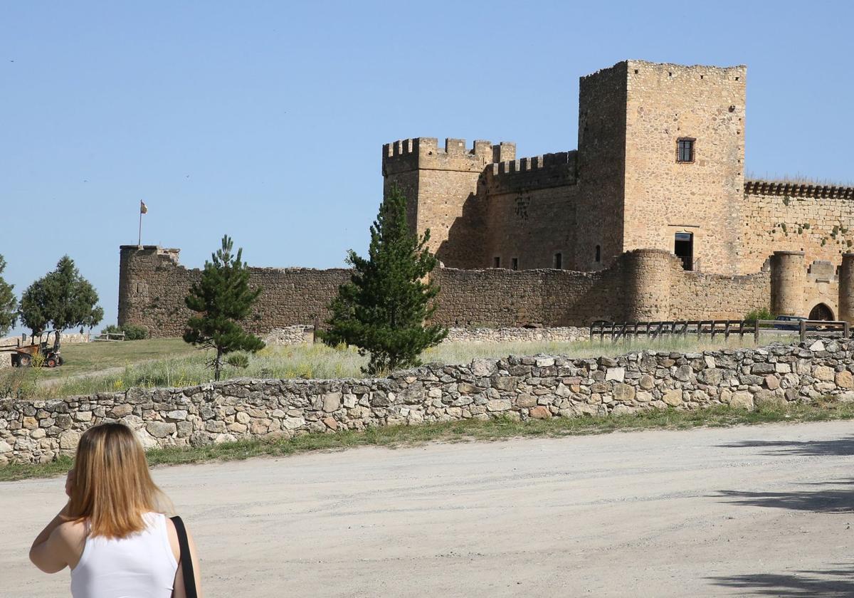 Una joven observa este jueves el castillo de Pedraza.