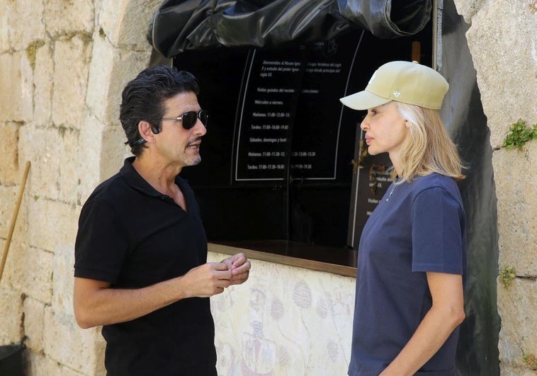 Luis Álvarez y la bisnieta de Ignacio Zuloaga, ayer, en el castillo de Pedraza.