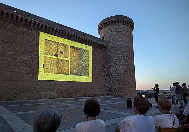 La fachada principal sirvió de pantalla para proyectar un informe sobre la situación real de la construcción del siglo XV