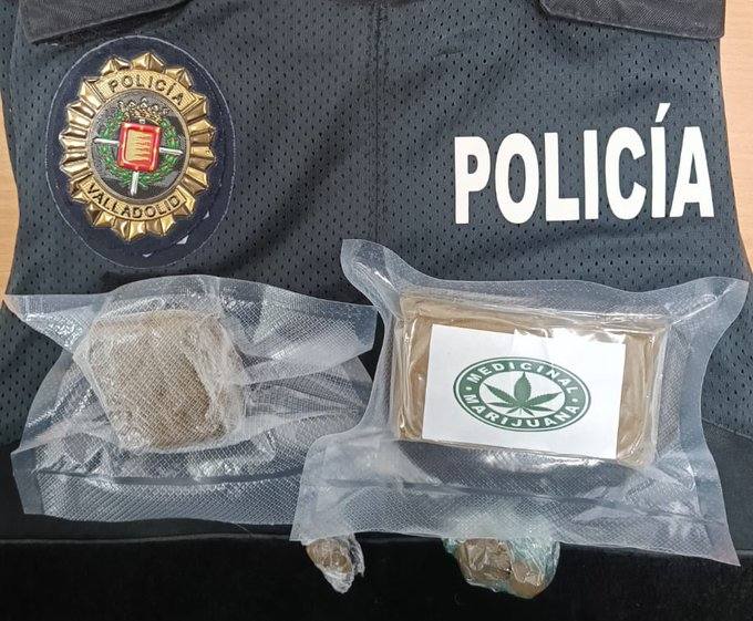 Los dos paquetes de droga requisados por la Policía Municipal.