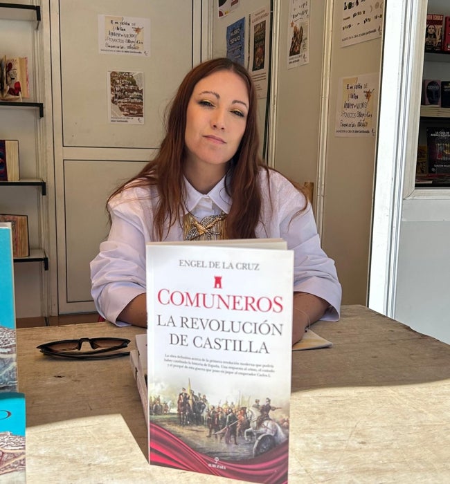 Engel de la Cruz junto a su obra 'Comuneros. La revolución de Castilla'