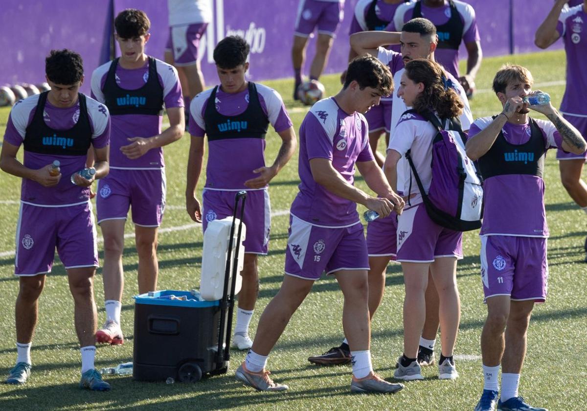 los jugadores del Promesas se toman un respiro durante el entrenamiento.