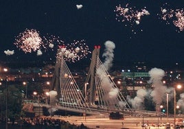 Fuegos artificiales durante la inauguración del puente el 12 de mayo de 1999.