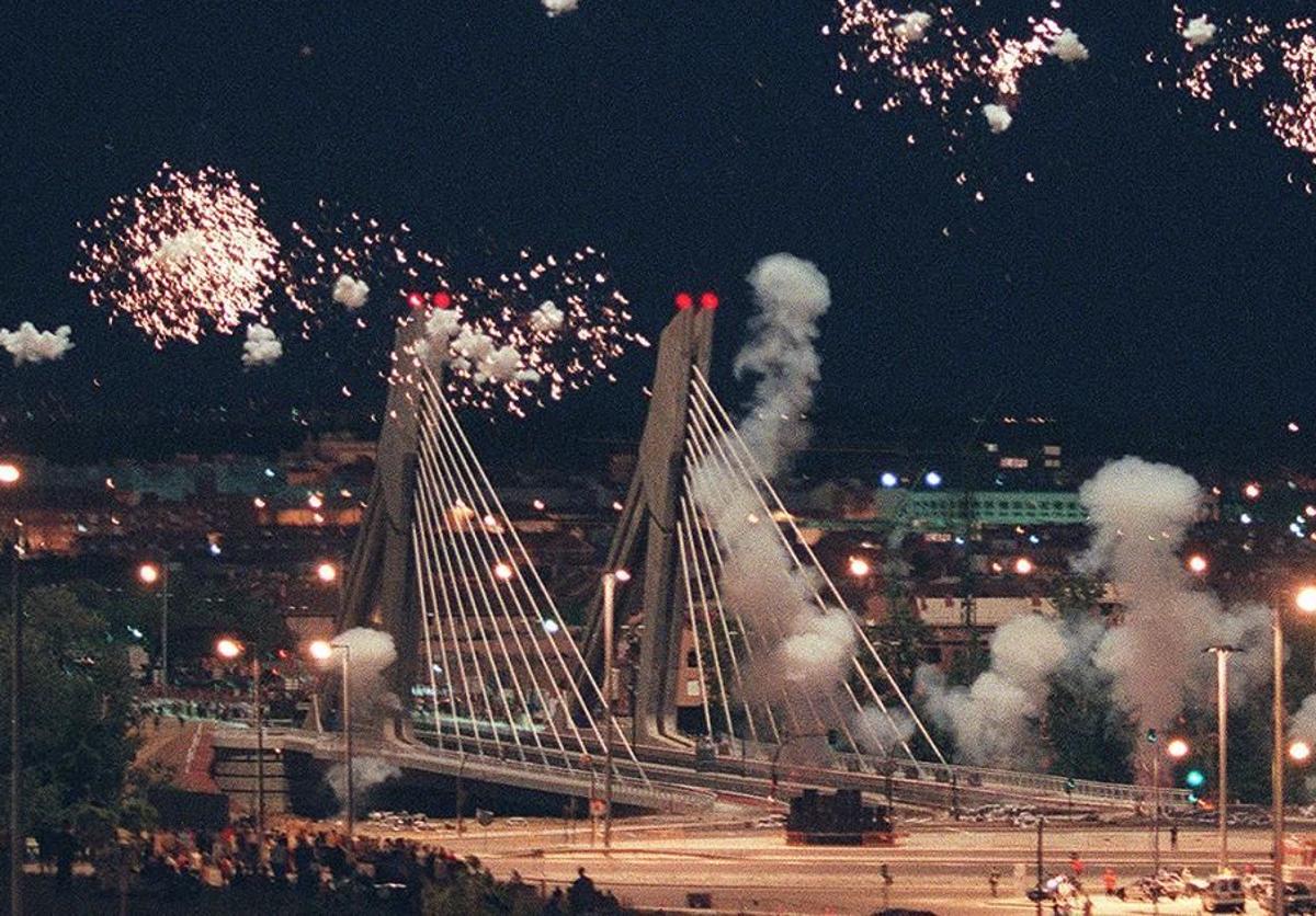 Fuegos artificiales durante la inauguración del puente el 12 de mayo de 1999.