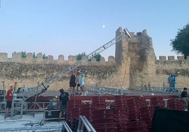 Montaje del escenario en la Corrala Palacio del Caballero, en Olmedo.