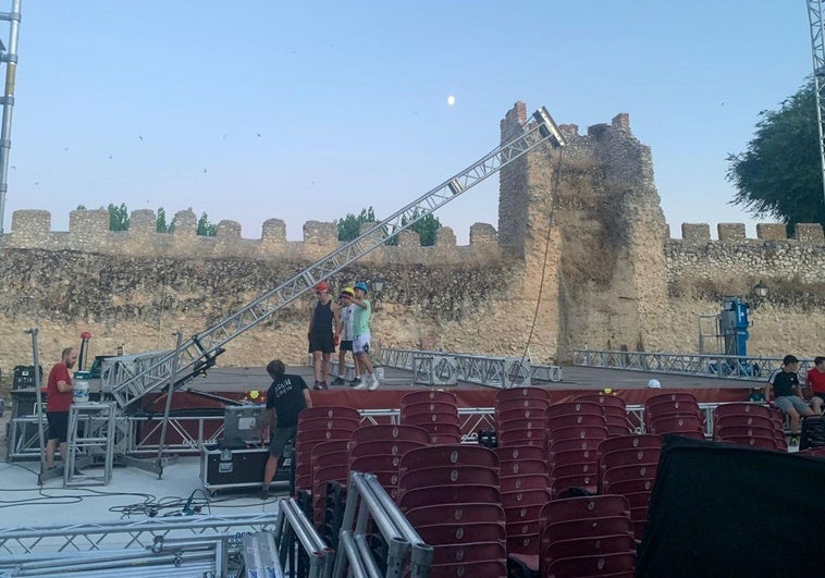 Montaje del escenario en la Corrala Palacio del Caballero, en Olmedo.