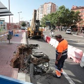 Un socavón en la avenida de Segovia suprime una parada de Auvasa