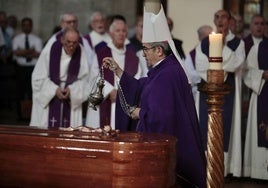 El arzobispo de Valladolid, ante el féretro del carmelita Teófanes Egido, durante el funeral