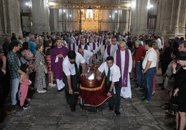 Un momento del funeral de Teófanes Egido, en la iglesia de San Benito.