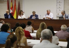 (de izquierda a derecha) Rafael Blanco, presidente de la DO Tierra de León; Isabel Turrado, gerente Bodegas Vizar (DO Vino de Pago Dehesa Peñalba); Luis Cepeda, moderador de la mesa; Enrique Pascual, presidente de la DO Ribera del Duero; y Pablo Sázez, presidente de la DO Cigales.