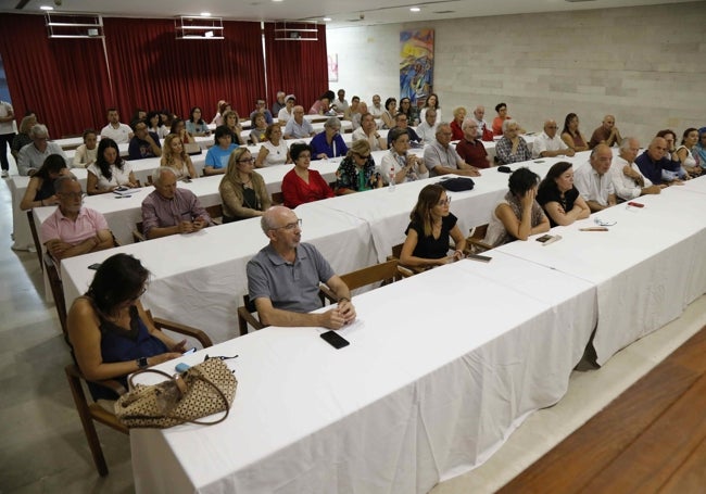 Asistentes al curso siguiendo la última ponencia celebrada en el Museo Provincial del Vino, en Peñafiel.