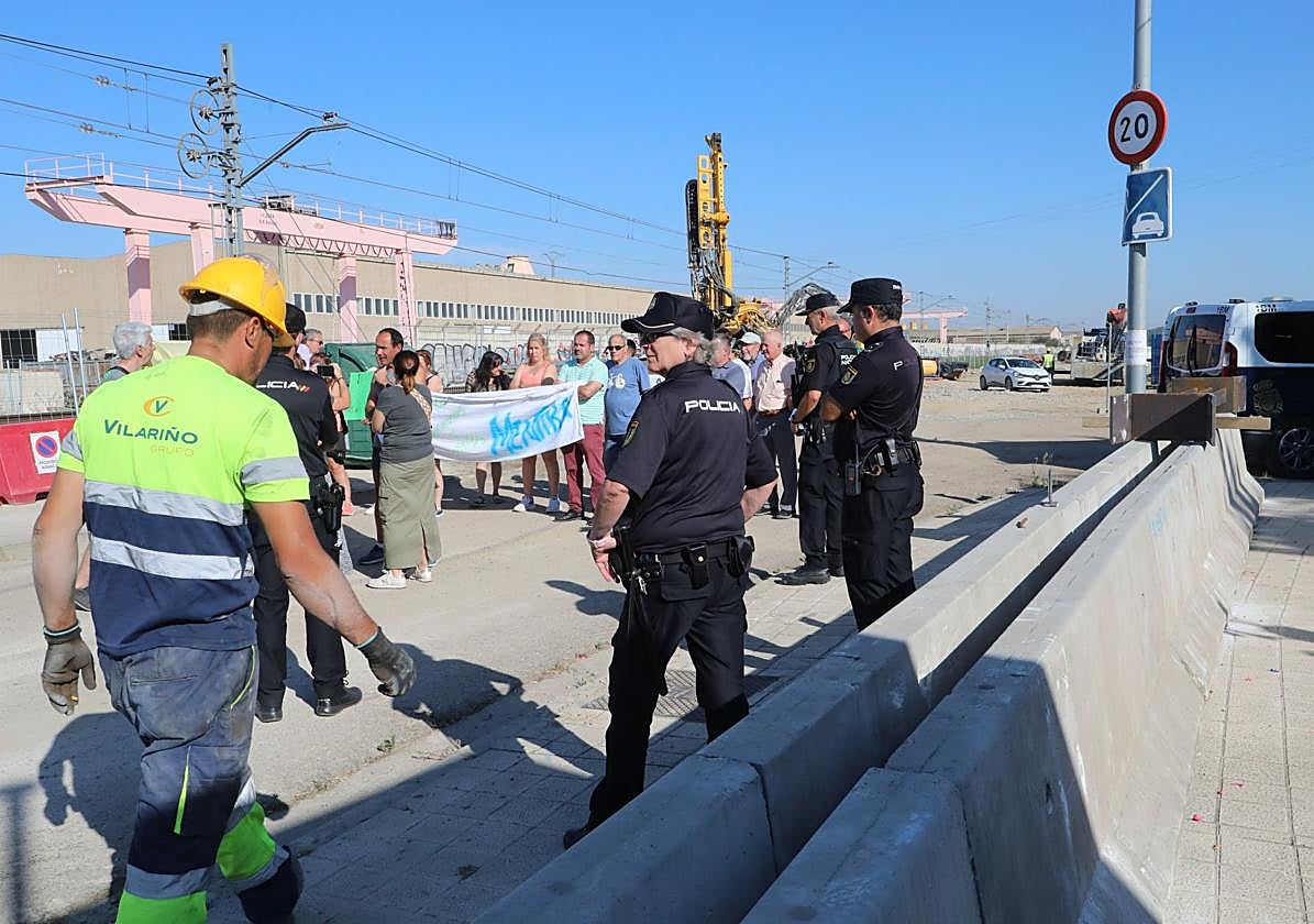 Concentración de los vecinos del Camino Viejo de Husillos mientras se retiran las pantallas acústicas.