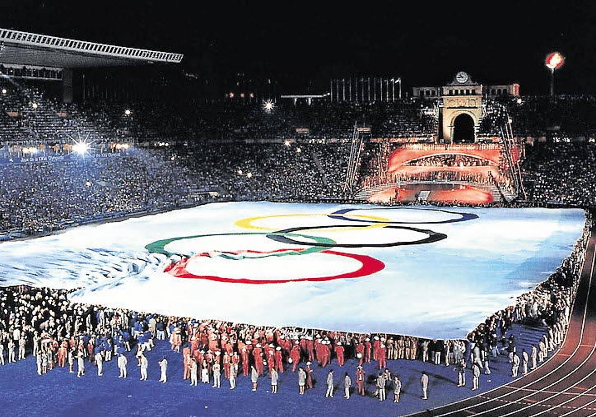 La bandera olímpica, en la inauguración de los juegos de Barcelona 1992.