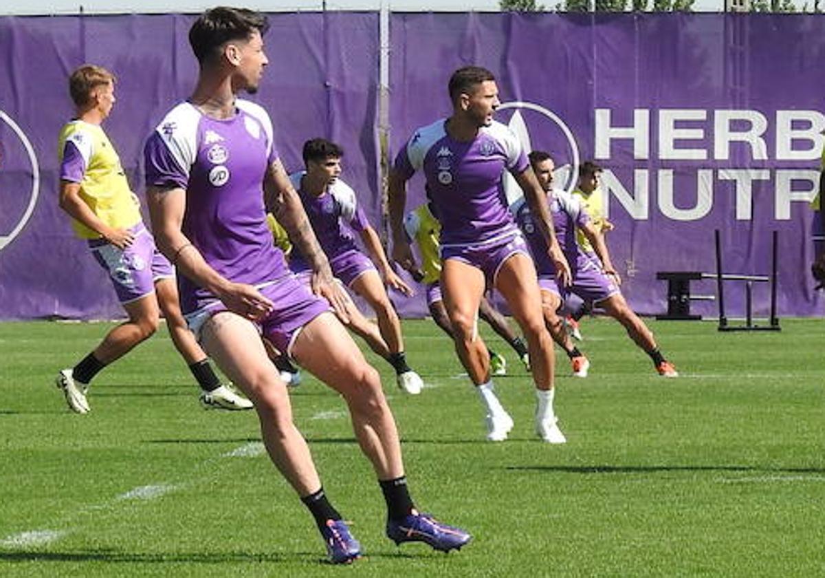 Luis Pérez, Javi Sánchez, David Torres y Lucas Rosa (todos con camiseta morada), durante un ejercicio defensivo este viernes en los Campos Anexos.