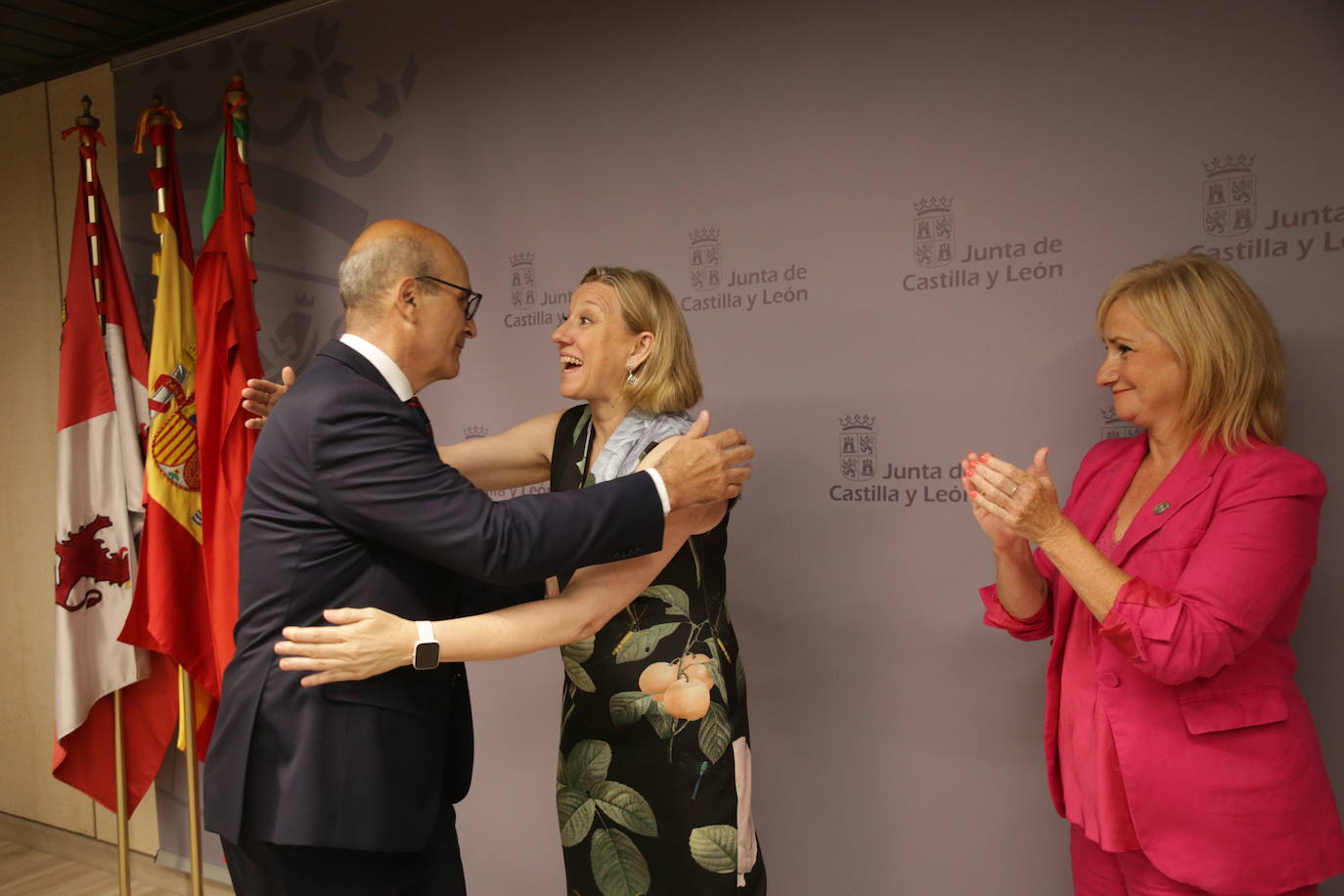 El nuevo delegado territorial de la Junta en Zamora, Fernando Javier Prada Antón, es felicitado por la consejera de Familia y vicepresidenta de la Junta, Isabel Blanco, y la nueva consejera de Industria, Leticia García.