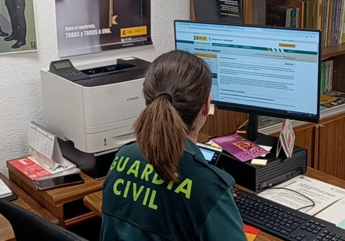 Una agente de la Guardia Civil a cargo de la investigación.