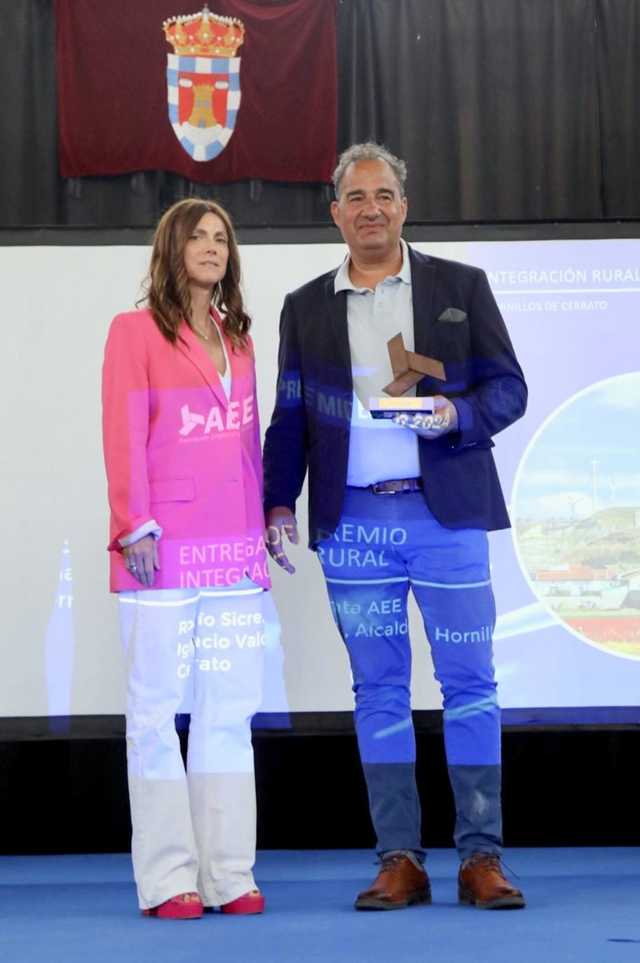 El alcalde, Ignacio Valdeolmillos, recibe el premio Eolo, entregado por la presidenta de AECC, Rocío Sicre.