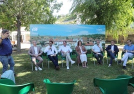 El subdelegado del Gobierno, a la izquierda, y la presidenta de la Diputación, en el centro, en la mesa redonda con los alcaldes.