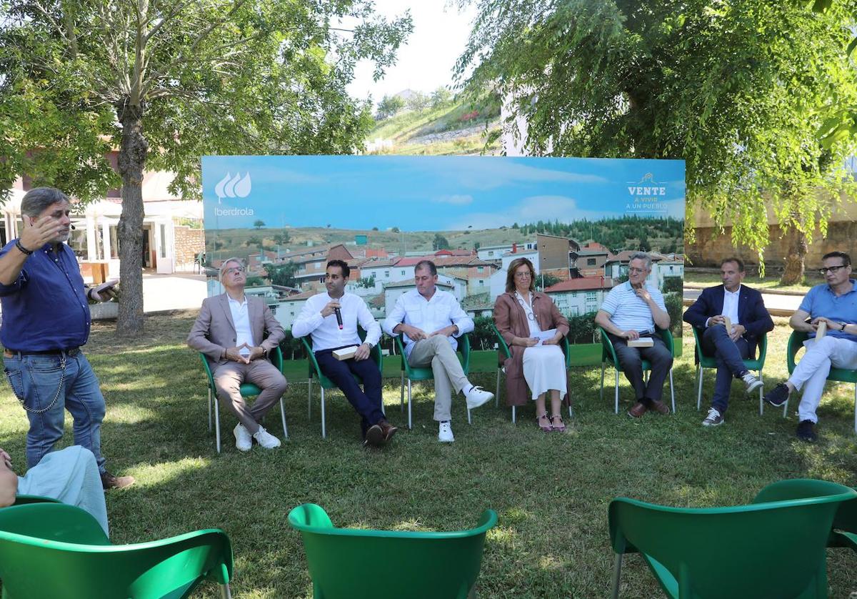 El subdelegado del Gobierno, a la izquierda, y la presidenta de la Diputación, en el centro, en la mesa redonda con los alcaldes.