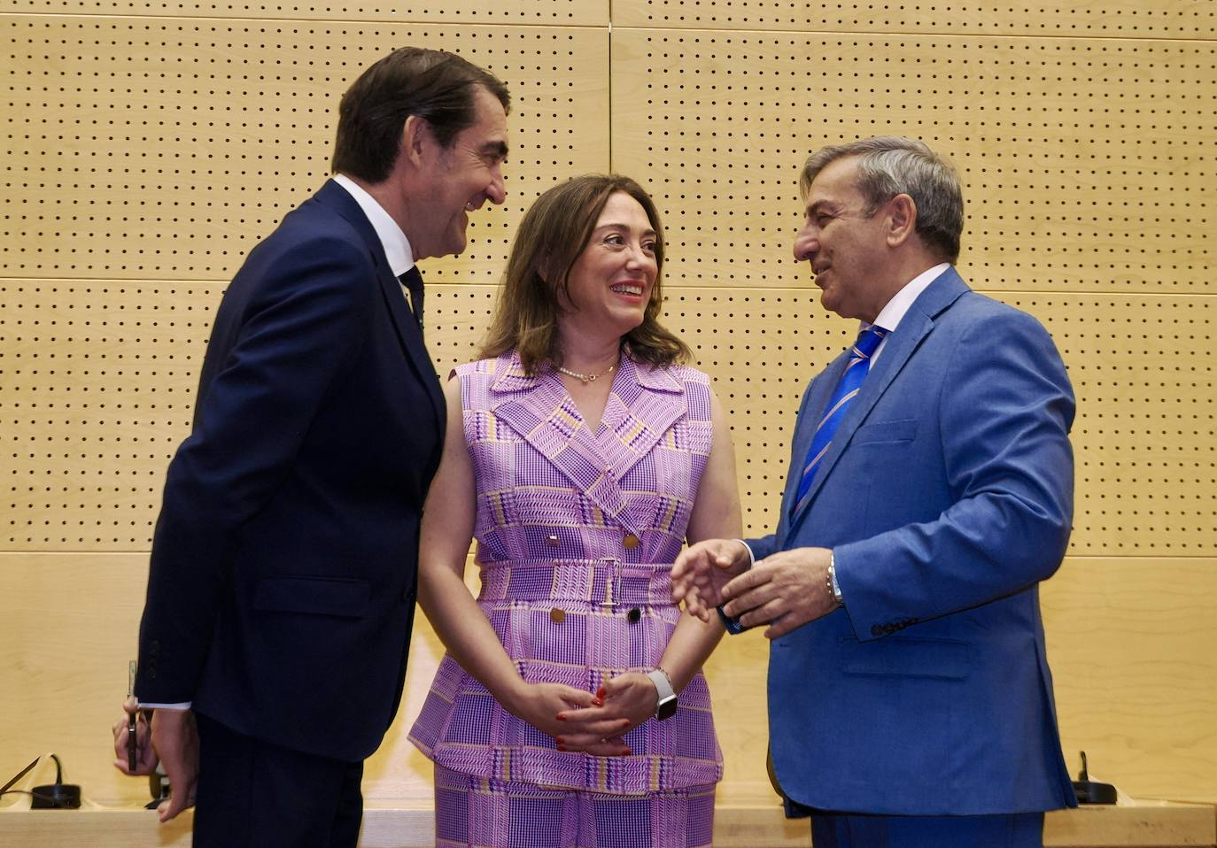 El consejero Suárez-Quiñones conversa con María González Corral, nueva consejera de Agricultura, y José Luis Sanz Merino, que sustituye a la anterior en Movilidad y Transformación Digital.