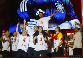 Los jugadores de la selección española durante la celebración en Cibeles del título de campeones de la Eurocopa.