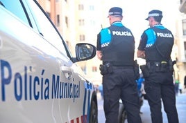 Dos agentes de la Policía Municipal de Valladolid.