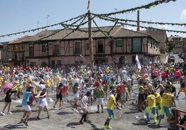 Vecinos y peñistas de San Lorenzo, durante un pregón de las fiestas.