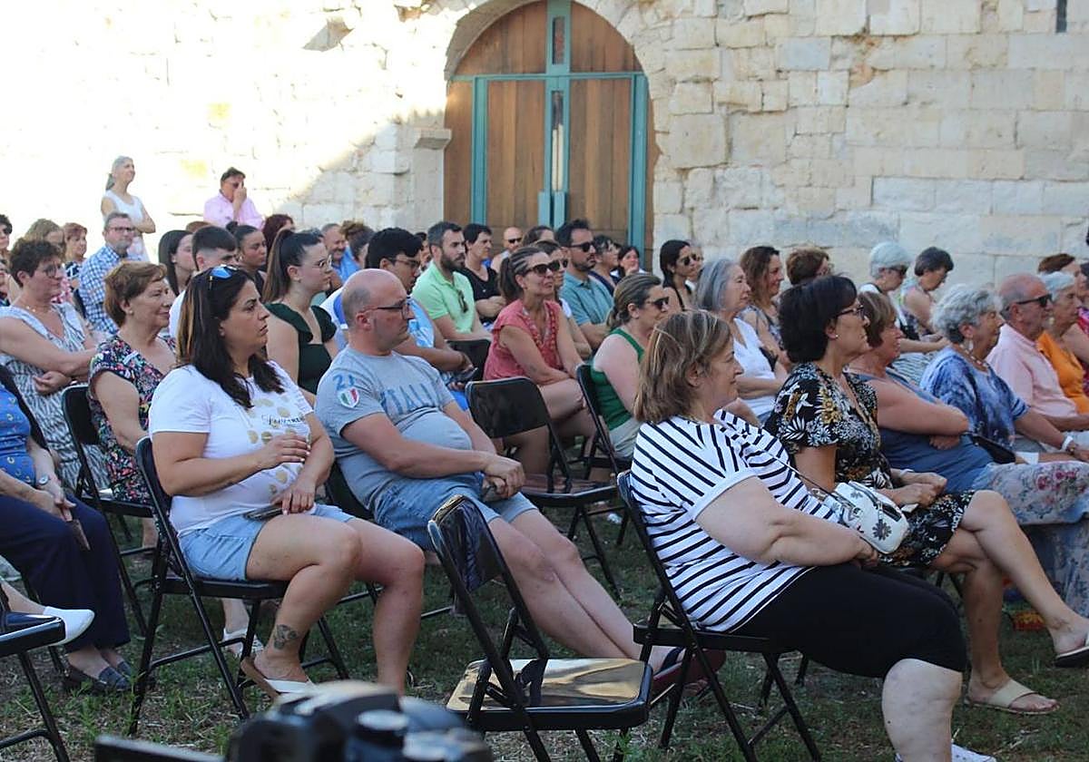 Numerosos vecinos y amigos de Wamba disfrutaron de las explicaciones de Antonio Stolle