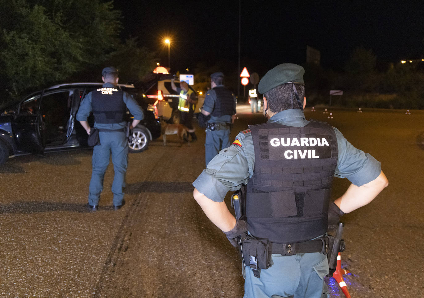 Controles y perros, así patrulla la Guardia Civil en las fiesta de los pueblos