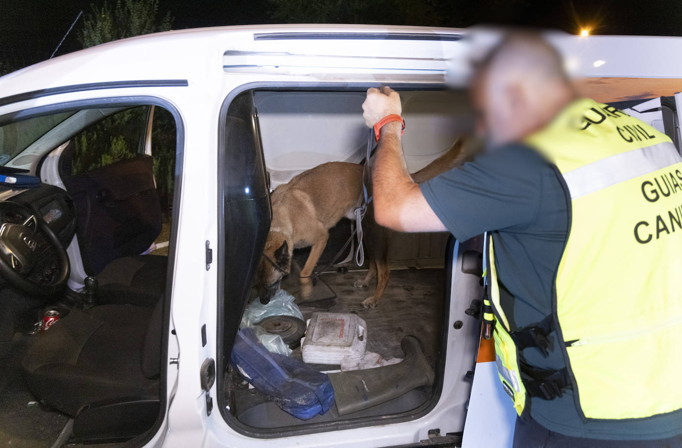 Controles y perros, así patrulla la Guardia Civil en las fiesta de los pueblos